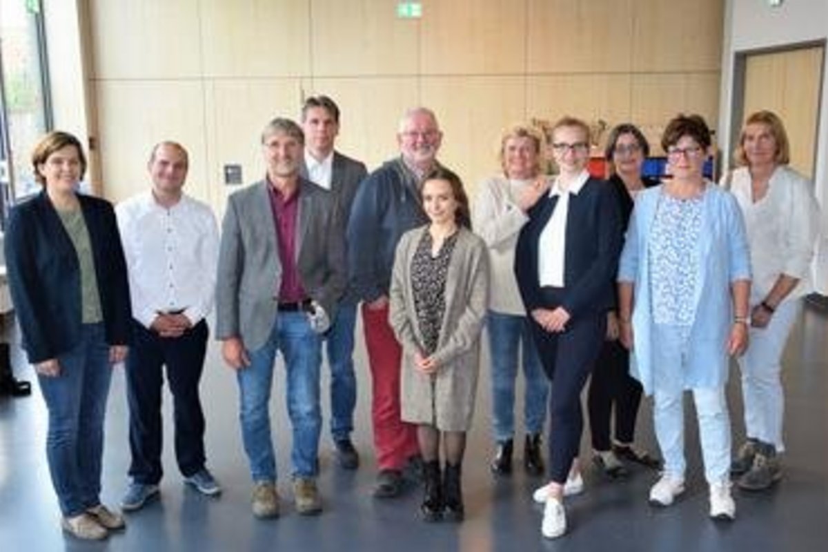 Gruppenbild der in der Beschreibung genannten Personen