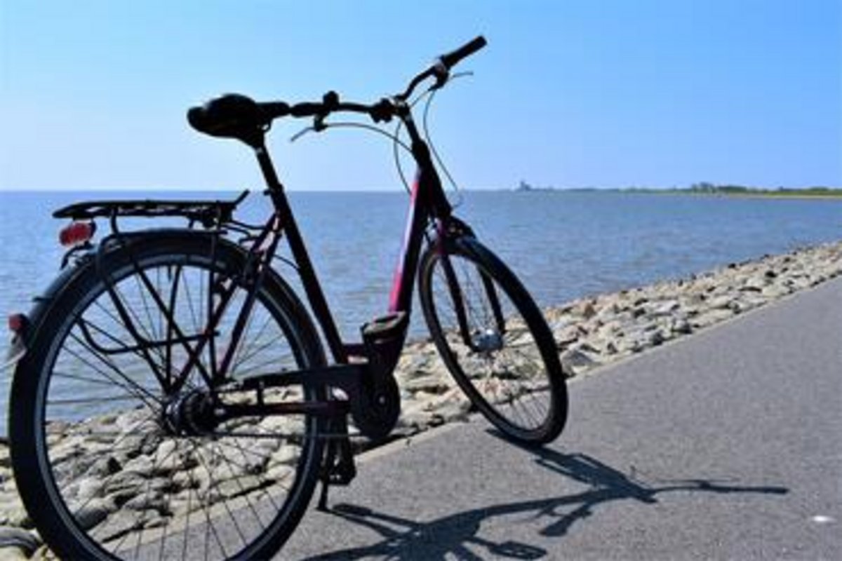 ein Fahrrad stehend am Ufer
