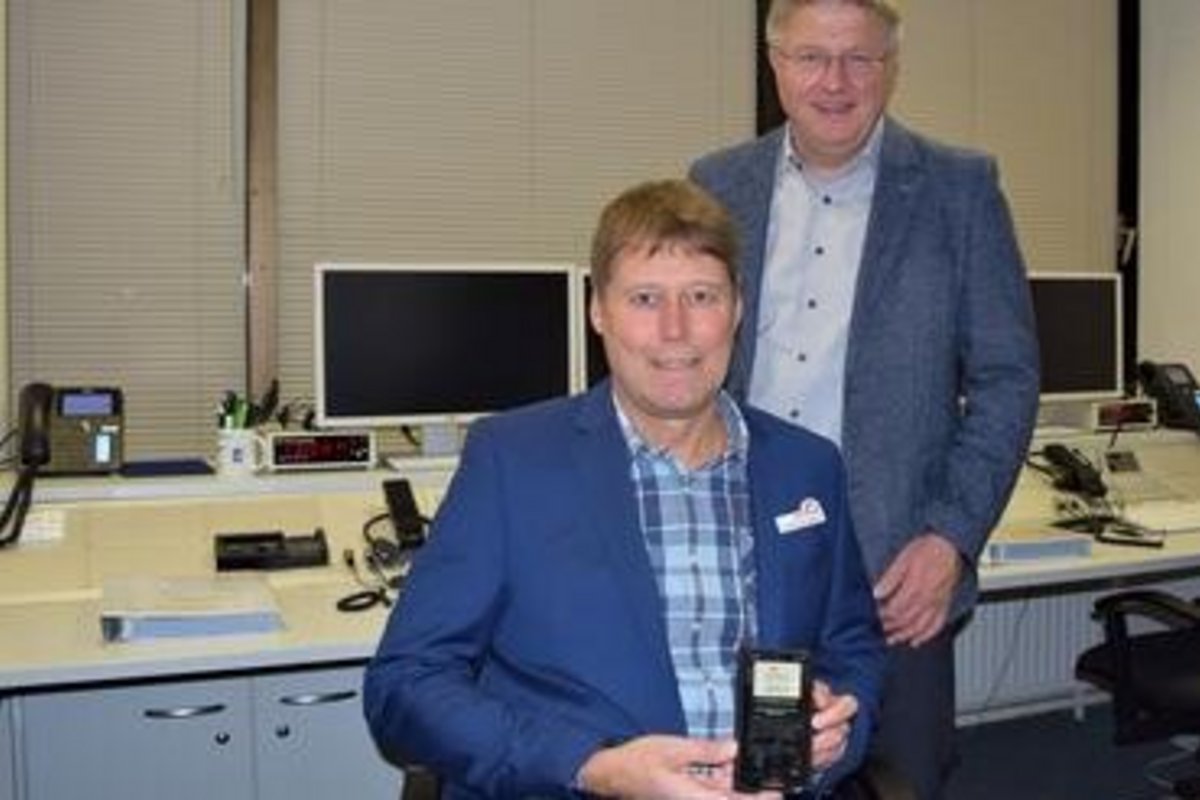 Hans-Georg Jürgens und Stefan Mohrdieck zeigen Warnung auf dem Handy