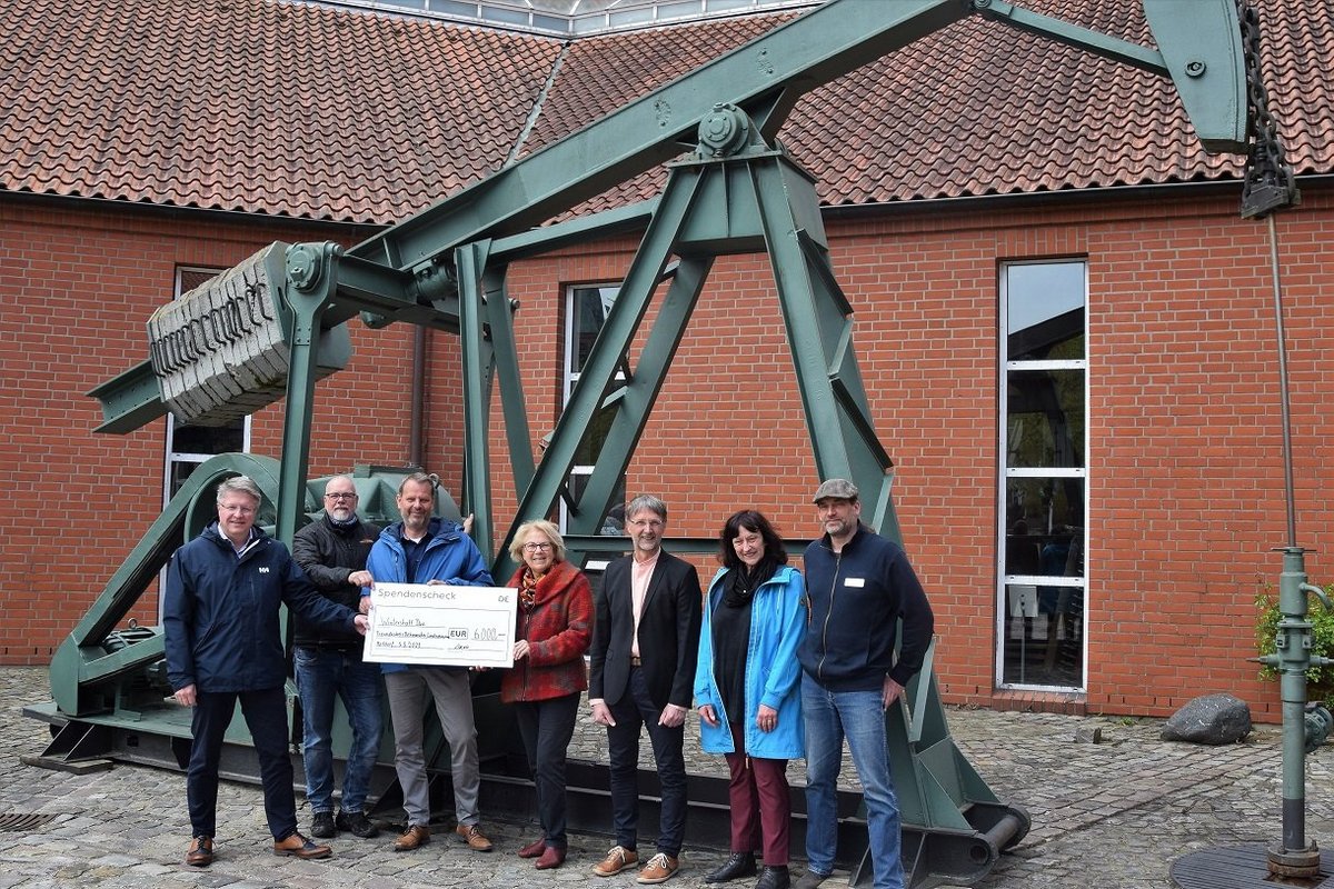 Bei der Besichtigung der Pferdekopfpumpe und Checkübergabe am 5. Mai 2023 in Meldorf waren dabei (von links): Landrat Stefan Mohrdieck, Martin Buttchereit (Leiter der von Wintershall Dea betriebenen Bohr- und Förderinsel Mittelplate), Derek Mösche (Pressesprecher der Wintershall Dea Deutschland GmbH), Karla Müller-Helferich (Vorstandsmitglied des Freundeskreises Dithmarscher Landesmuseum), Martin Gietzelt (Leiter der VHS-Dithmarschen), Petra Jasper (Kreis Dithmarschen) und Lutz Christiansen (Schleswig-Holsteinisches Landwirtschaftsmuseum). 