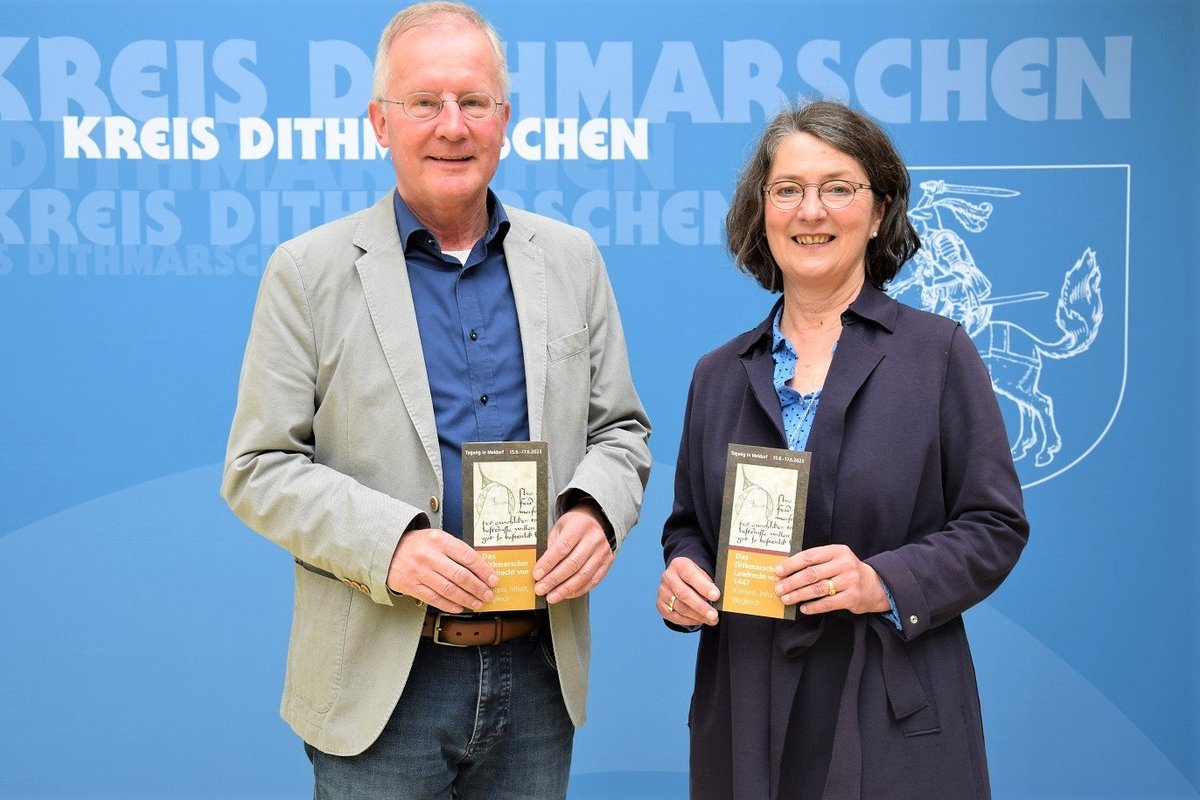 Freuen sich auf die Fachtagung „Dithmarscher Landrecht von 1447. Kontext, Inhalt, Vergleich“ vom 15. bis 17. Juni 2023 in Meldorf: Historiker Dr. Jörg Mißfeldt und Museumsleiterin Dr. Jutta Müller. Foto: Kreis Dithmarschen