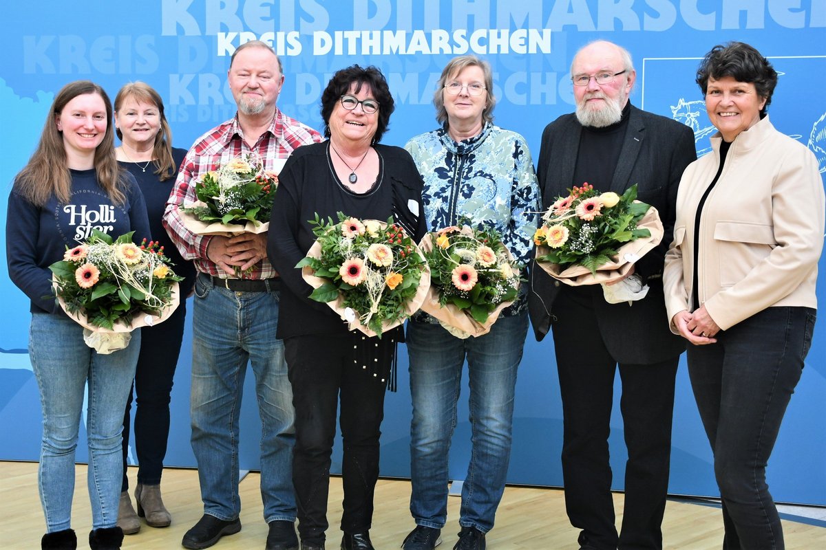 Danksagung an ehrenamtliche rechtliche Betreuerinnen und Betreuer im Heider Kreishaus (v. l.): Tanja Brodersen, Regina Jasper (Betreuungsbehörde des Kreises Dithmarschen), Walter Matthiessen, Ilse Jordan, Karin Dubro, Bernhard Ploch und Kreispräsidentin Ute Borwieck-Dethlefs. Foto: Kreis Dithmarschen