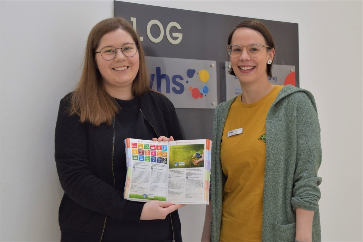 Kooperieren zum ersten Mal und bieten Workshops zum Thema „17 Ziele für nachhaltige Entwicklung“ an (v. l.): Klimaschutzmanagerin für Bildung, Anne Carstensen und Miriam Otto, Leiterin der VHS Heide. Foto: Kreis Dithmarschen