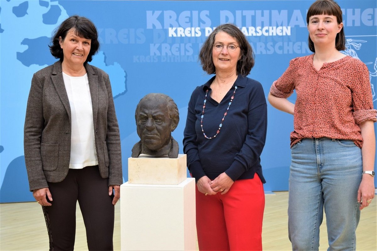 Dr. Constanze Köster, Fielmann AG (rechts), überreichte am 8. Mai 2023 die Bronzebüste an die Kreispräsidentin Ute Borwieck-Dethlefs (links) und die Leiterin des Dithmarscher Landesmuseums Dr. Jutta Müller. Foto: Kreis Dithmarschen