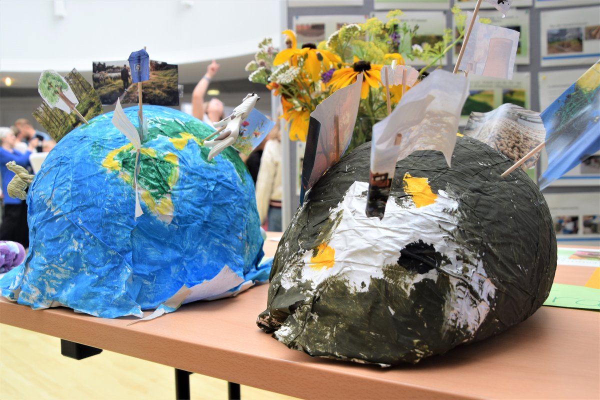 Während der Preisverleihung wurde der „Markt der Möglichkeiten“ eröffnet. Die ausgezeichneten Projekte werden bis zum 24. August 2025 im Foyer des Kreishauses ausgestellt. Foto: Kreis Dithmarschen
