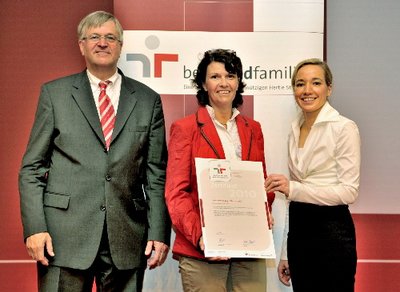 Überreichen eines Zertifikats