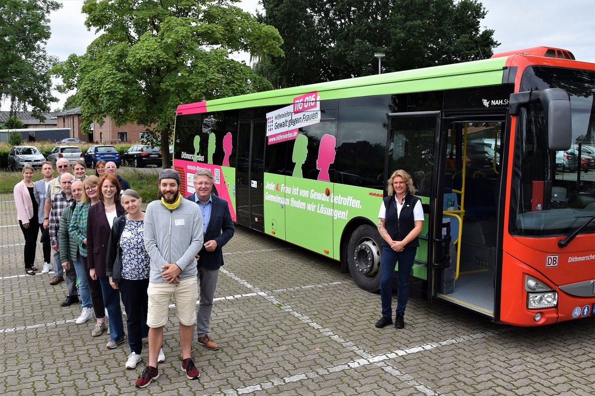 Von Anfang August 2023 bis Ende 2024 ist der Kampagnenbus in Dithmarschen unterwegs (von links, hinten nach vorne): Yvonne Liesenfeld und Torben Hartnack (Ströer Deutsche Städte Medien GmbH) sowie Harald Rothe (Weißer Ring), Marie-Elisabeth Zachow (Beauftragte für Menschen mit Behinderung, Kreis Dithmarschen), Silvia Petersen (Kreisjugendpflegerin), Hardy Behlau (Westküste denkt Queer), Dr. Udo Gittel (Stiftung gegen Extremismus und Gewalt in Heide), Sven Stender (Lehrkraft), Gleichstellungsbeauftragte des Kreises Dithmarschen Bentje Ott, Leonie Basting (Koordinierungs- und Fachstelle ,,Demokratie leben!“, Fachdienst Hilfen im Übergang), Anja Döhren (Diakonie), Landrat Stefan Mohrdieck, Mathis Brandt (Kreisjugendring Dithmarschen) und Kerstin Dziersan (Fahrerin bei der DB Regio Bus Nord).