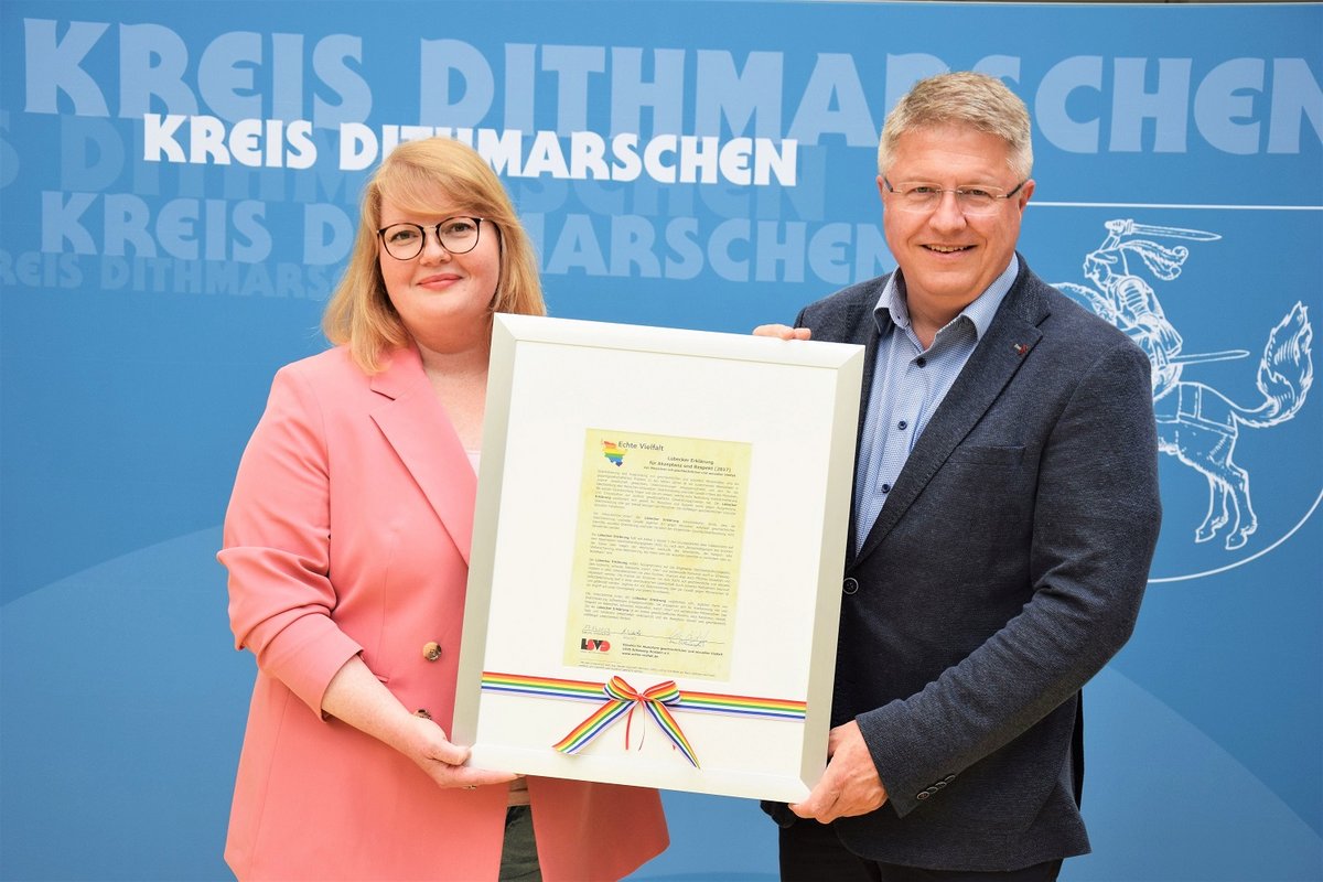 Bentje Ott, Gleichstellungsbeauftragte des Kreises Dithmarschen, und Landrat Stefan Mohrdieck mit der von der Kreispräsidentin Ute Borwieck-Dethlefs am 17. Juni 2019 unterzeichneten „Lübecker Erklärung“. Foto: Kreis Dithmarschen