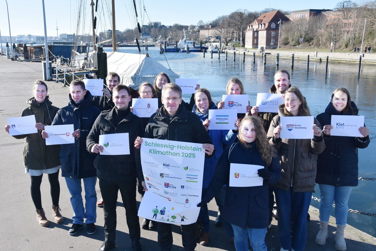 Ministerpräsident Daniel Günther (Bildmitte) gibt zusammen mit den Klimaschutzmanagerinnen und Klimaschutzmanagern der Kreise und Städte den Startschuss am 19. Februar 2025 für den „Schleswig-Holstein-Klimathon 2025“ in Kiel. Foto: Büro Oeding