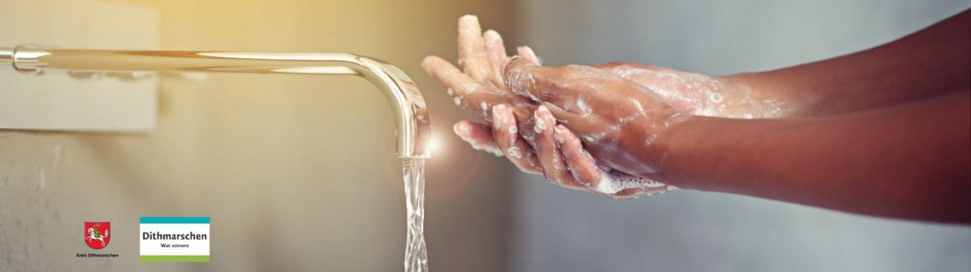 Das Bild zeigt Hände, die am Wasserhahn gewaschen werden.