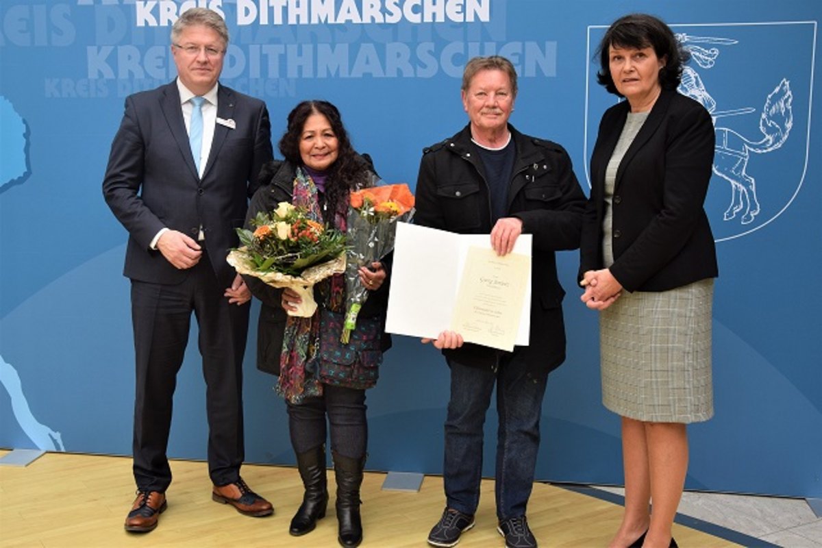 Ehrung im Kreishaus für herausragendes Engagement (v. l.): Landrat Stefan Mohrdieck, Merna Kernstock, Georg Jonietz und Kreispräsidentin Ute Borwieck-Dethlefs.