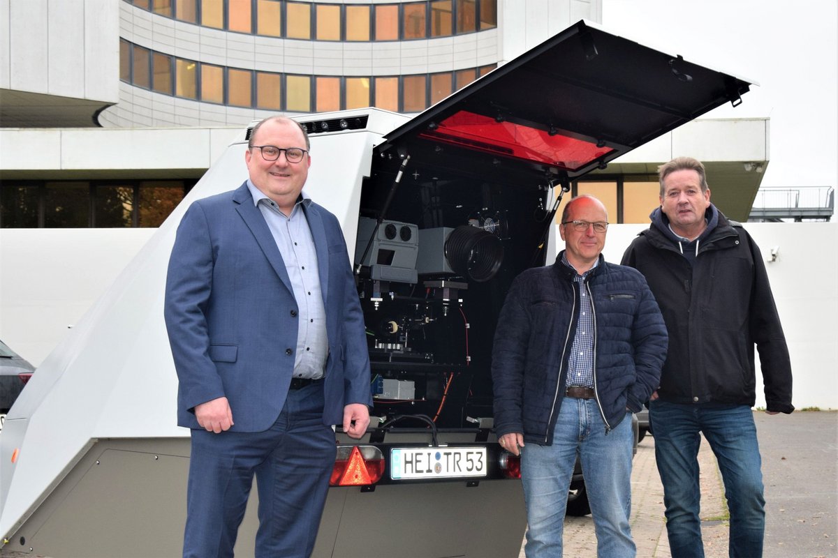 Enforcement Trailer für mehr Sicherheit im Verkehr (v.l.): Christian Rüsen (Leiter des Geschäftsbereiches Bau, Wirtschaft, Ordnung und Umwelt), Peter Pieper (Leiter des Sachgebiets Bußgeldstelle im Fachdienst Ordnung, Zuwanderung, Veterinärwesen und Lebensmittelüberwachung) und Jens Jürgens (Messteam). Foto: Kreis Dithmarschen 