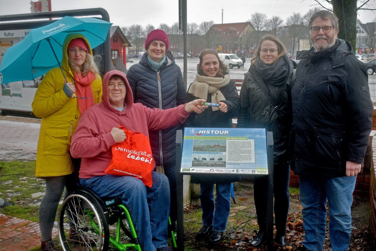 Das Team verteilte am 24. Januar 2025 die Kapsel und Sticker rund um den Heider Marktplatz für die Geocaching-Tour „Demokratische Vielfalt und Erinnerung“ (v. l.): Stefanie Endjer von der Partnerschaft für Demokratie Dithmarschen sowie die Beauftragten für Menschen mit Behinderungen, Michael Hegger und Marie-Elisabeth Zachow, die Historikerinnen Paula Lorenz und Marie-Theres Marx sowie Christian Langhinrichs von der Partnerschaft für Demokratie Dithmarschen.