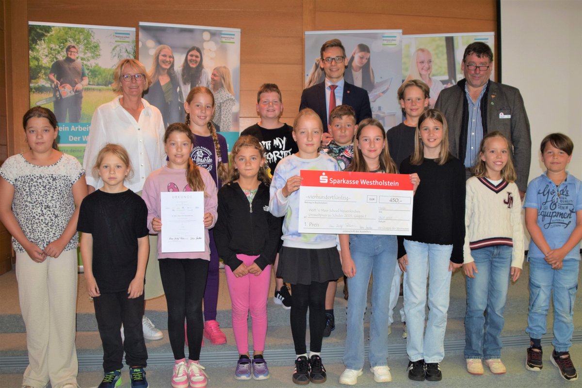 Die Watt’n Meer School Neuenkirchen erhielt den ersten Preis in der Gruppe 1. (v. l. hintere Reihe) Katrin Martens (Vertreterin der Gemeinschaft der Sponsoren, Abfallwirtschaft Dithmarschen), Landrat Thorben Schütt und Hans Detlef Petersen (Vorsitzender des Agrar- und Umweltausschusses) gratulierten den Schülerinnen und Schülern.