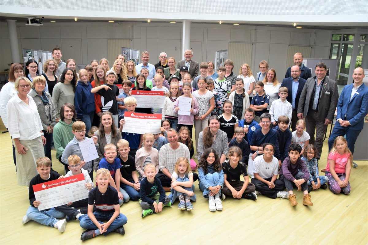 Für ihr vielseitige Engagement wurden am 23. Juli 2025 im Kreishaus 15 Schulen mit dem Umweltpreis des Kreises Dithmarschen und sieben Schulen als „Zukunftsschule.SH 2025“ ausgezeichnet.