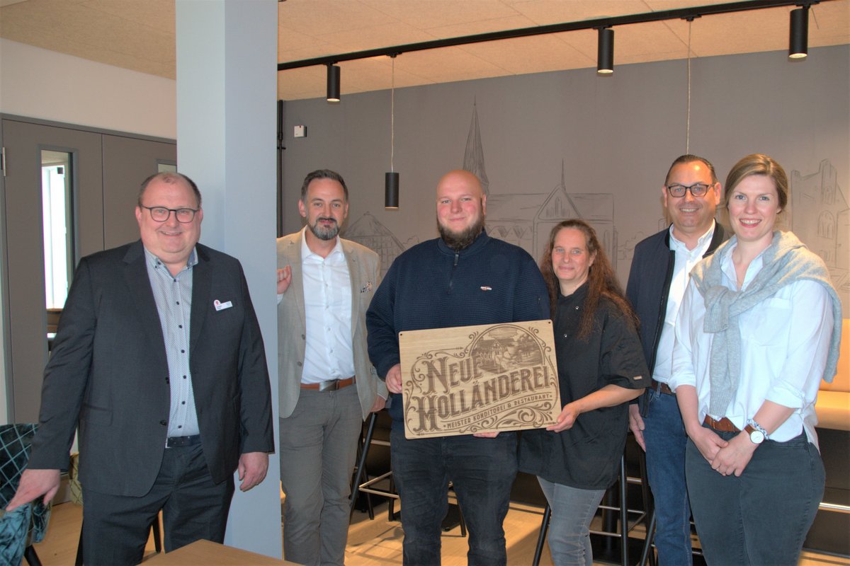 Rund 2,1 Millionen Euro steckte der Kreis Dithmarschen in die umfassende Sanierung der Neuen Holländerei in Meldorf (v. l.): Christian Rüsen (Leitender Kreisverwaltungsdirektor und Leiter des Geschäftsbereichs Bau, Wirtschaft, Ordnung, Umwelt), Alexander Eggert (Museumsleiter) sowie das Pachtteam Seth Erdmann und Claudia Junge sowie vom Kreis Dithmarschen Christian Lange (Fachdienst Liegenschaften und Schulen) und Karen Ann Stuckmann (Fachdienst Innerer Service).