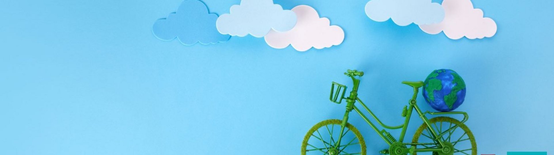 Symbolbild : Grünes Fahrrad mit Weltkugel auf dem Sattel