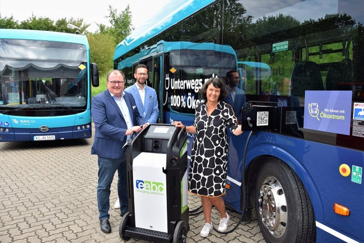 Freuen sich über die neuen E-Busse (v. l.): Christian Rüsen (Leitender Kreisverwaltungsdirektor), Daniel Marx (Sprecher der Geschäftsführung Autokraft GmbH) und Kreispräsidentin Ute Borwieck-Dethlefs.