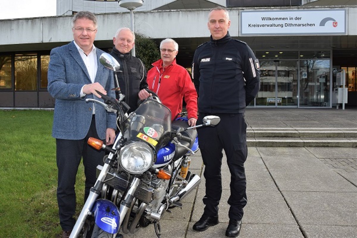 Start klar für das ACE- Motorrad-Sicherheitstraining in Heide (v. l.): Landrat Stefan Mohrdieck, Karsten Wessels, Otto Johannsen und Ulf Dreyer. Foto: Kreis Dithmarschen