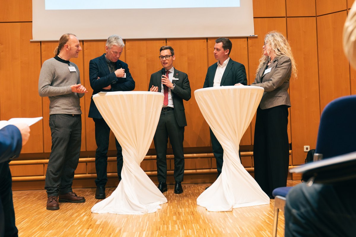 Brunsbüttel 2040 - Ausblick mit der Projektgruppe (v. l.): Sven Lohmeyer, urbanista, Claudius Teske, Landrat des Kreises Steinburg, Thorben Schütt, Landrat des Kreises Dithmarschen, Joschka Knuth, Staatssekretär MEKUN und Martina Hummel-Manzau, Geschäftsführerin der Entwicklungsgesellschaft Westholstein mbH. Foto: Jakob Schoemakers/MEKUN
