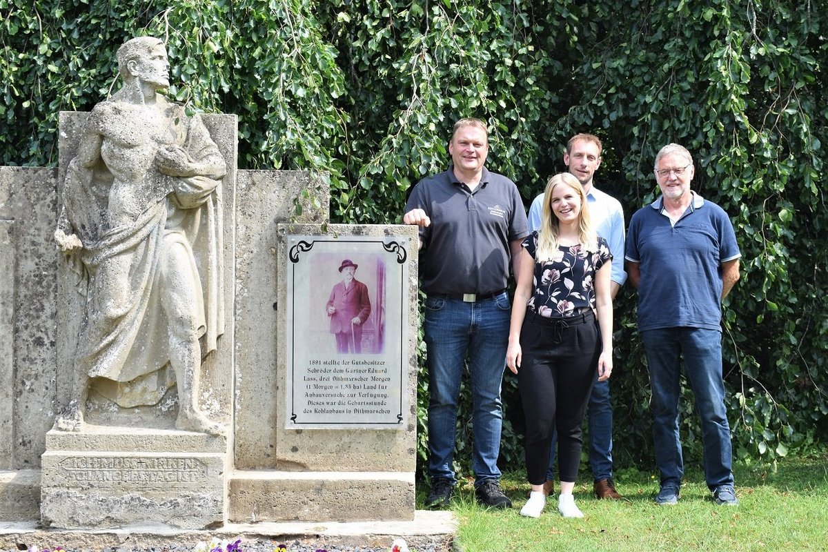 Am Denkmal von Eduard Lass (v. l.): Helge Haalck (Geschäftsführer von Dithmarschen Tourismus), Wilken Boie (Geschäftsführer des Kohlosseums), Nele Zehm (Projektmanagerin Standortmarketing bei Dithmarschen Tourismus e. V.). und Karl-Albert Brandt (Vorsitzender des Vereins zur Förderung Dithmarschens).