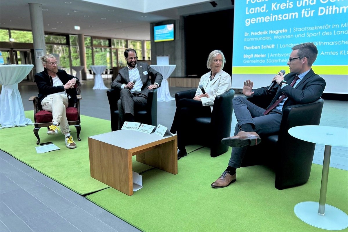 Podiumsdiskussion mit (v. l.) Stefan Postert, Moderator und Stadtentwickler, Staatssekretär Dr. Frederik Hogrefe, Birgit Meier, Amtsvorsteherin des Amtes KLG Eider und Bürgermeisterin der Gemeinde Süderheistedt sowie Landrat Thorben Schütt. Foto: Kreis Dithmarschen