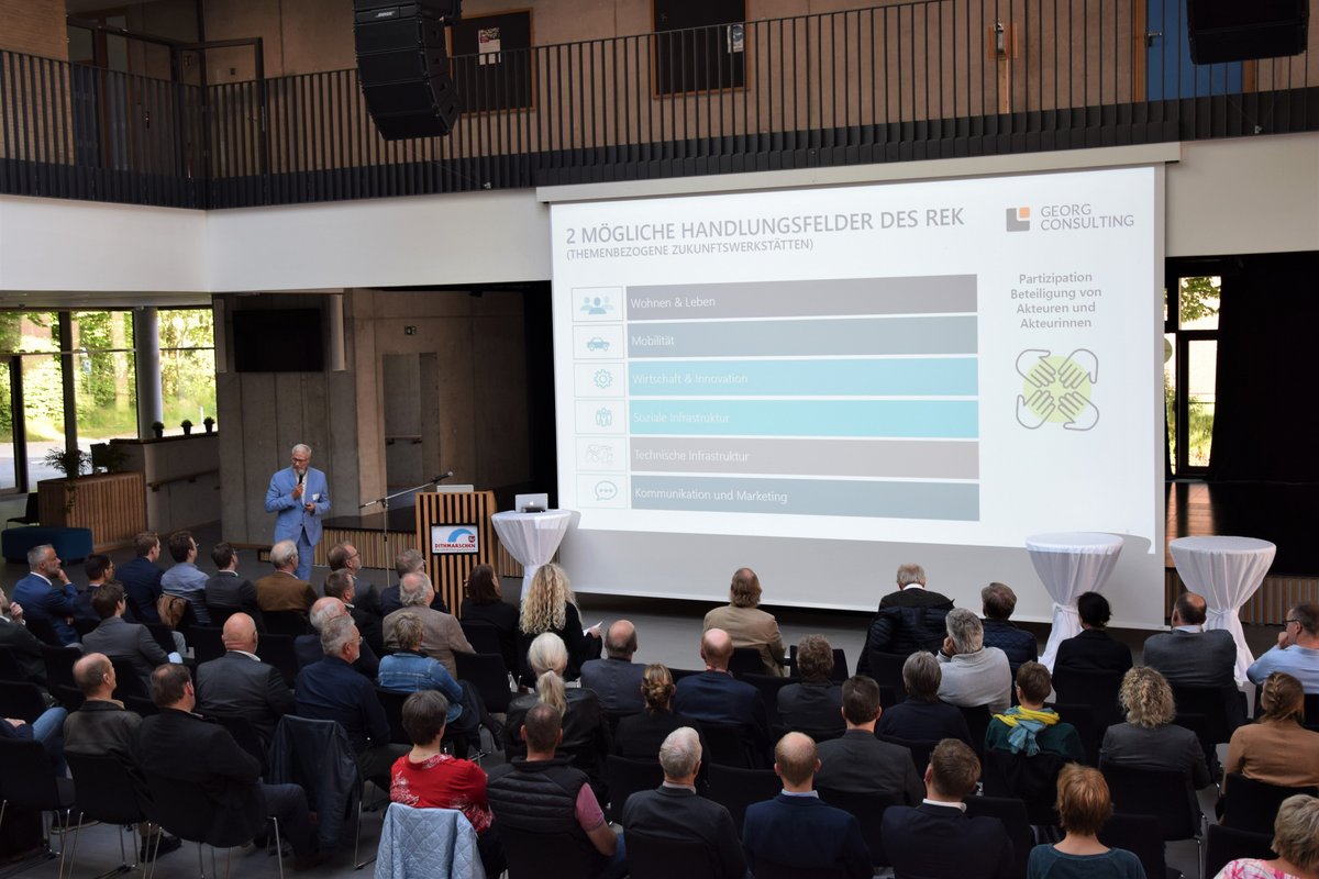Achim Georg, Geschäftsführer von Georg Consulting, ging in seinem Vortrag „Zukunftsregion Dithmarschen“ auf aktuelle Entwicklungen im Kreis Dithmarschen ein.