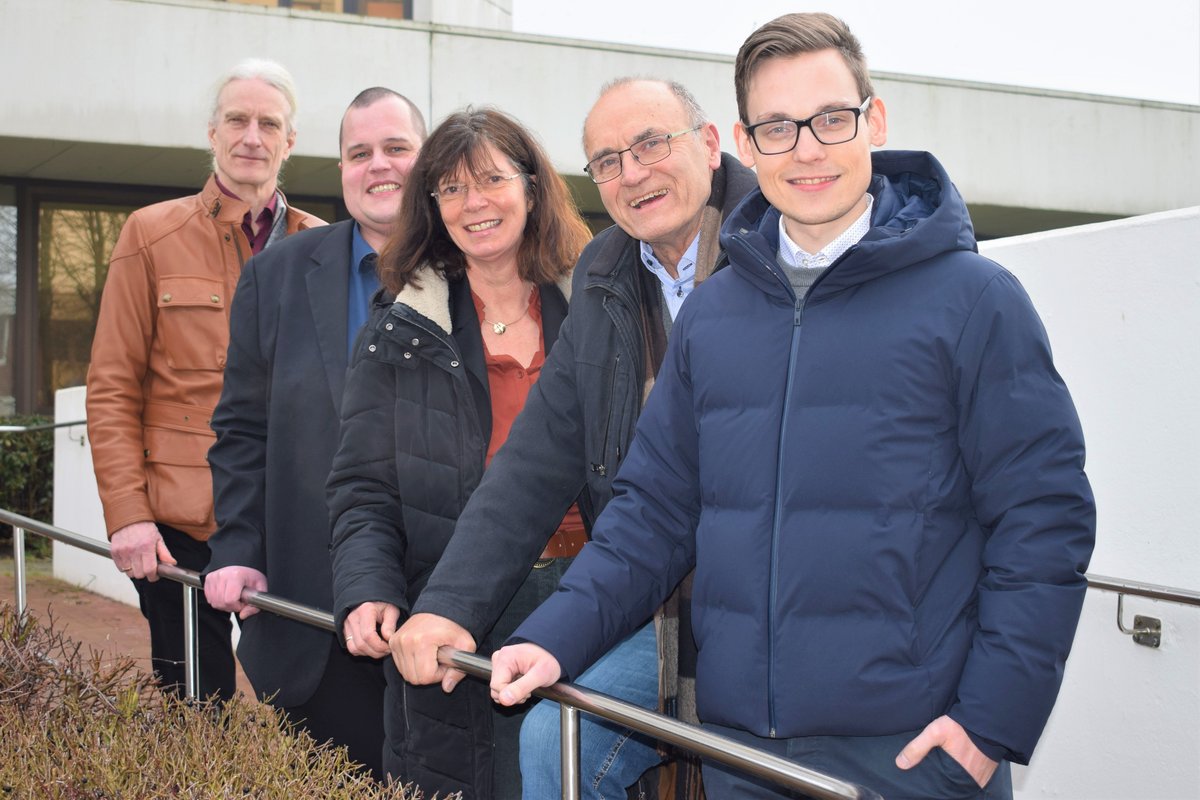 Schicken Dithmarscher Kinder und Jugendliche „op grote Tour“ (v. l.): Gerd Schröder  JfW-Vertreter des Kreises und Leiter des Fachdienstes Hilfen im Übergang), Torge Tietje (JfW-Schatzmeister), Kathrin Peters (stellv. JfW-Vorsitzende), Prof. Dr. Hans-Jürgen Block (JfW-Vorsitzender) sowie Landrat Thorben Schütt. Foto: Kreis Dithmarschen
