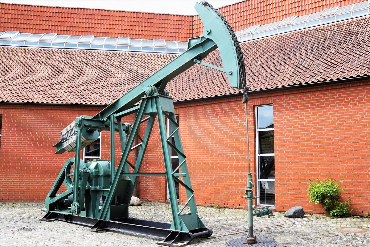 Die circa 8 Tonnen schwere Pferdekopfpumpe steht im Innenhof des Schleswig-Holsteinischen Landwirtschaftsmuseum. 