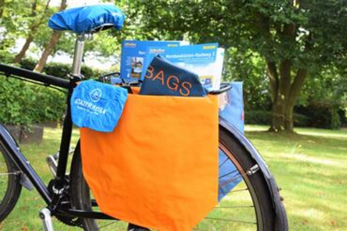orange-blaue Fahrradtasche über dem Gepäckträger eines Fahrrades
