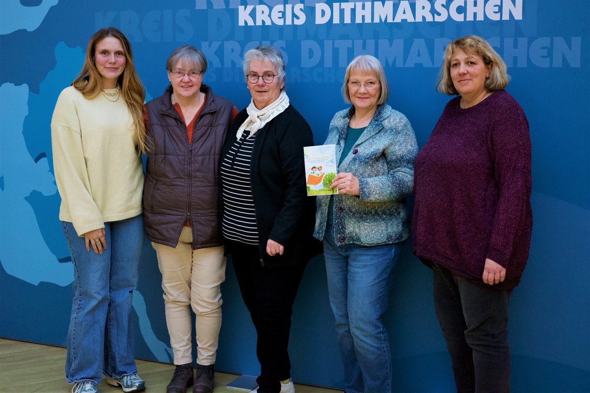 Möchten Viertklässlerinnen und Viertklässlern kreatives Schreiben vermitteln (von links): Lisa Etemovic (Flugstunde) sowie die Autorinnen Petra Winter, Frauke Sattler, Susanne Brügmann und Anja Simon. Foto: Kreis Dithmarschen