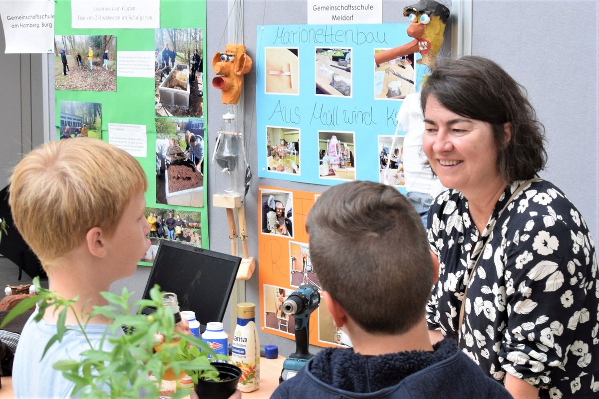 Auf dem „Markt der Möglichkeiten“ im Foyer des Kreishauses stellen die Schulen ihre Umweltprojekte vor.