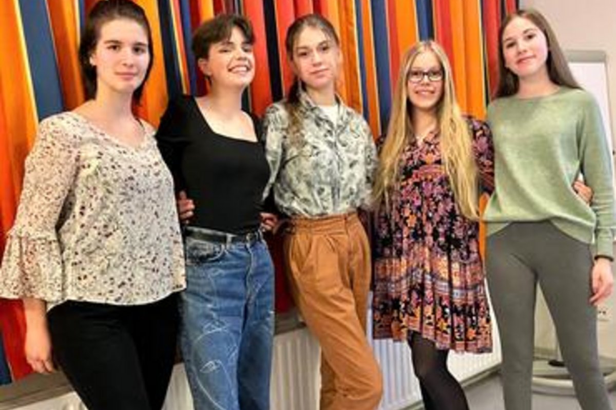 5 junge Damen der Theatergruppe