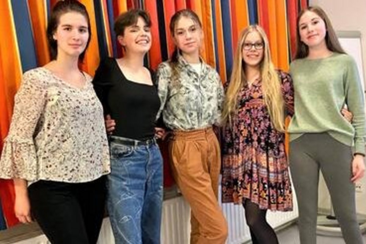 5 junge Damen der Theatergruppe