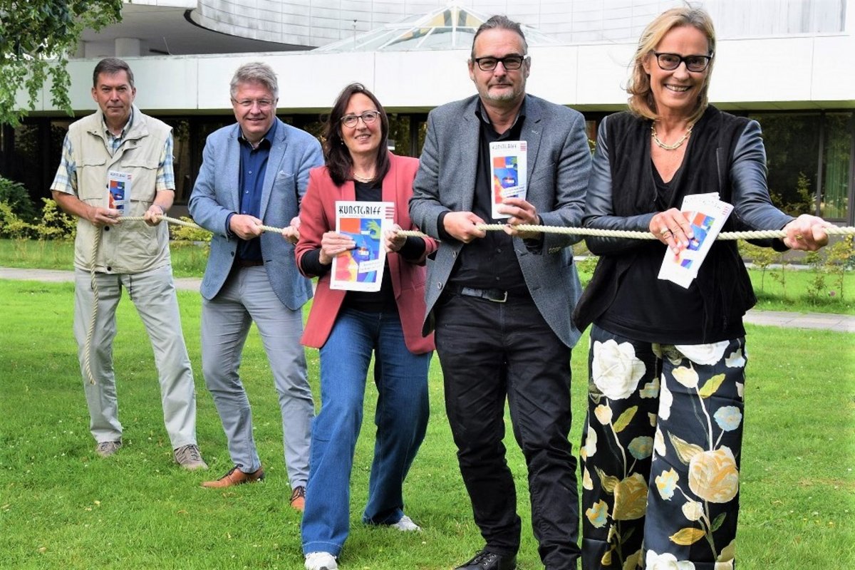 Ziehen für KUNSTGRIFF an einen Strang (v. l.): Hans-Jürgen von Hemm (Heider Fototreff „EX KURS“), Landrat Stefan Mohrdieck, Claudia Westphal-Oelerich (VHS Dithmarschen), Dirk Jacobs (3Base) und Martina Fluck (Yucca-Filmproduktion). Foto: Kreis Dithmarschen