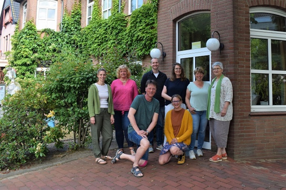Das Team der Brücke Dithmarschen e.V. stellt sich am „Tag der offenen Tür“ vor. Stehend von links nach rechts: Diana Claussen, Sabine Thode, Lars Krause, Birte Sroka-Dittler, Uta Severin und Ute Lohse; vorne: Ulrich Juhl und Julia Pusback. Foto: Kreis Dithmarschen
