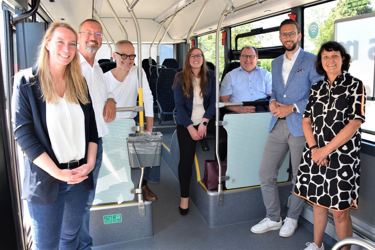Im Team für den ÖPNV (v. l.): Jennifer Restorff (Marktmanagerin in der Niederlassung Flensburg, Autokraft GmbH, DB Regio Bus Nord GmbH), Thorsten Hinrichs (Niederlassungsleiter der Niederlassung Flensburg, Autokraft GmbH, DB Regio Bus Nord GmbH), Claudius Mozer (SVG Südwestholstein ÖPNV-Verwaltungsgemeinschaft der Kreise Dithmarschen, Pinneberg und Segeberg), Jacqueline Pusch (Südwestholstein ÖPNV-Verwaltungsgemeinschaft der Kreise Dithmarschen, Pinneberg und Segeberg SVG), Christian Rüsen (Leitender Kreisverwaltungsdirektor), Daniel Marx (Sprecher der Geschäftsführung Autokraft GmbH) und Kreispräsidentin Ute Borwieck-Dethlefs.   Foto: Kreis Dithmarschen