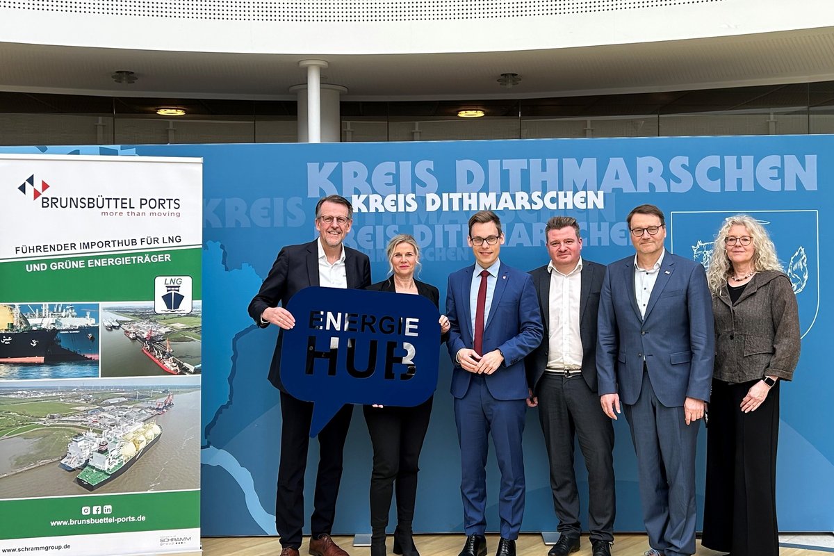 Hafenstandort Brunsbüttel – Studie belegt nationale Bedeutung (v. l.): Frank Schnabel (Brunsbüttel Ports), Doris Ipsen (Unternehmensverband Unterelbe-Westküste), Landrat Thorben Schütt, Jobst Schlennstedt (Ramboll), Dr. Steffen Lüsse (Ministerium für Wirtschaft, Verkehr, Arbeit, Technologie und Tourismus des Landes Schleswig-Holstein) und Martina Hummel-Manzau (Entwicklungsgesellschaft Westholstein). Foto: Brunsbüttel Ports