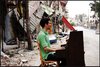 Pianist Aeham Ahmad spielt auf den Straßen von Jarmuk, Stadtteil in Damaskus. Foto: Lamis al-Khatib