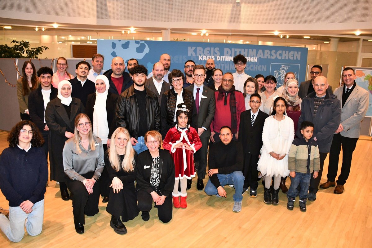 Neubürgerinnen und Neubürger sowie Mitarbeitende der Ausländer- und Staatsangehörigkeitsbehörde, Propst Dr. Crystall, Kreispräsidentin Borwieck-Dethlefs und Landrat Schütt. Foto: Kreis Dithmarschen