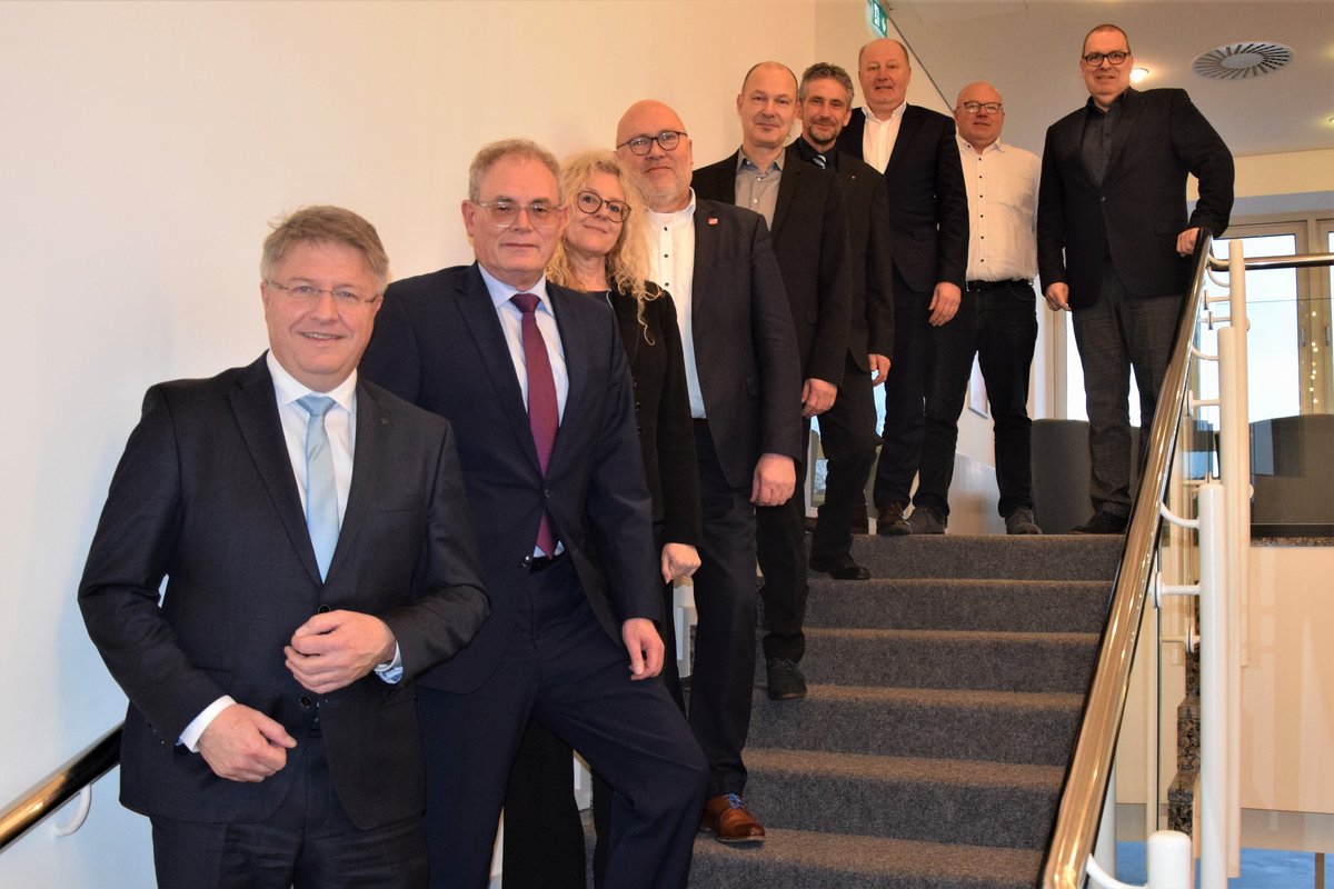 Der Runde Tisch zur Revitalisierung der Elbfähre zwischen Cuxhaven und Brunsbüttel tagte zum ersten Mal in Brunsbüttel im Elbeforum (v. l.): Dithmarscher Landrat Stefan Mohrdieck, Dr. Norbert Salomon, Leiter der Abteilung Wasserstraßen und Schifffahrt (Bundesministerium für Verkehr und digitale Infrastruktur), egw-Geschäftsführerin Martina Hummel-Manzau, Brunsbütteler Bürgermeister Martin Schmedtje, Roy Kühnast von der egw, Stefan Bark, Referat 34 - Häfen, Schifffahrt, Schiffbau (Ministerium für Wirtschaft, Verkehr, Bauen und Digitalisierung des Landes Niedersachsen), Michael Pirschel, Abteilungsleiter Verkehr und Straßenbau (Ministerium für Wirtschaft, Verkehr, Arbeit, Technologie und Tourismus des Landes Schleswig-Holstein), Jürgen von Ahnen, stellvertretender Leiter der Agentur für Wirtschaftsförderung Landkreis & Stadt Cuxhaven und Cuxhavener Landrat Thorsten Krüger.  