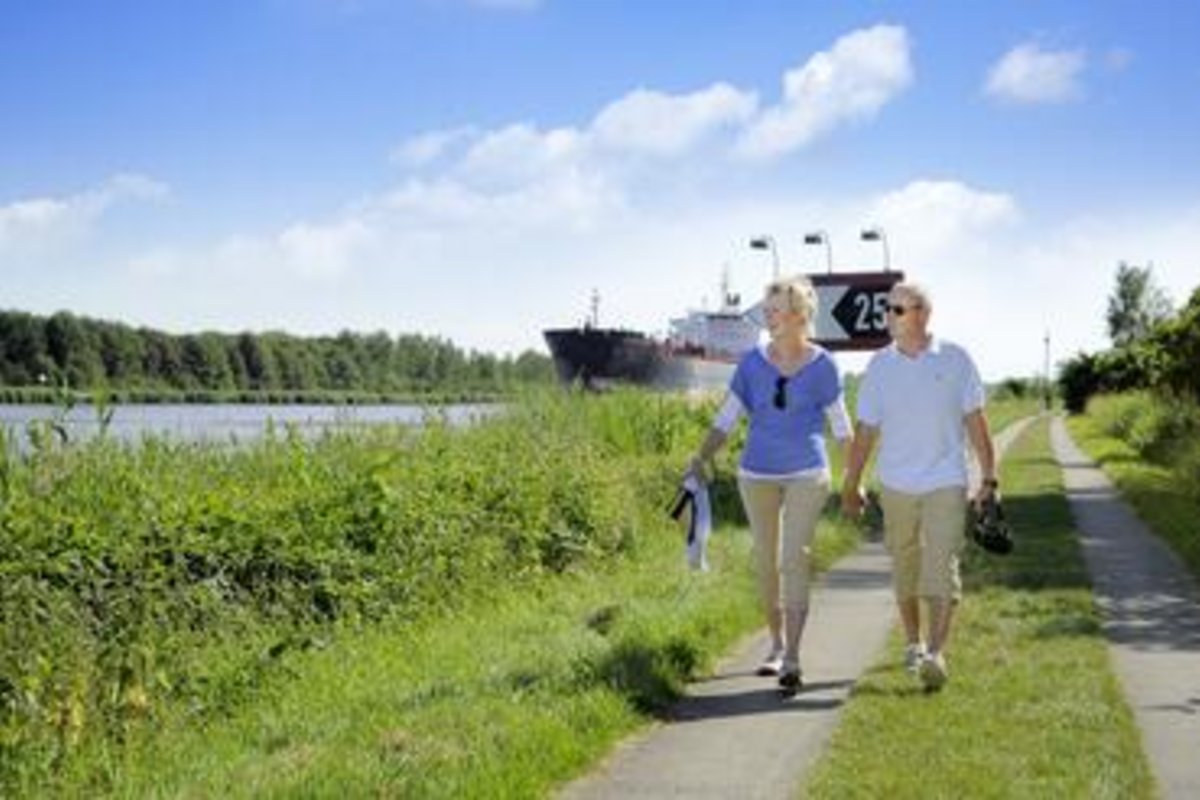 Spaziergänger am Nord-Ostsee-Kanal