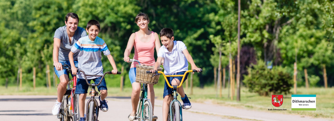 Symbolbild - eine Familie auf Fahrrädern