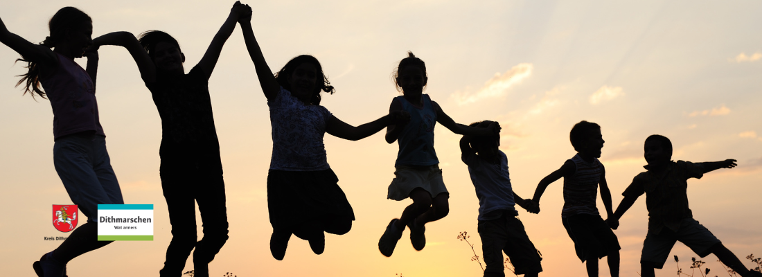 Symbolbild springende Kinder im Sonnenuntergang